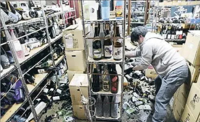  ?? KYODO / REUTERS ?? Destrozos por el seísmo en una tienda de licores en Fukushima, ayer