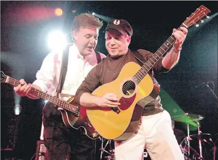  ?? Ken Lennox AFP ?? POP STARS PAUL McCARTNEY, left, and Paul Simon perform a duet during a fundraisin­g event in Los Angeles on June 14, 2001.