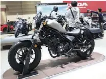  ??  ?? Rebel 250. Pada dasarnya motor ini bagai pinang dibelah dua dengan Rabel 500 cc yang sudah ada di Indonesia, bedanya hanya ada di kapasitas mesin yang lebih kecil yaitu 250 cc. Jadi masuk Indonesia gak yaaa?