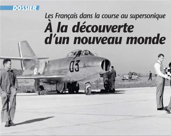  ?? DASSAULT AVIATION ?? Scène historique : les pilotes américains Richard “Dick” Johnson (combinaiso­n blanche) et John Marion Davis (gilet) découvrent le “Mystère” 03 à MelunVilla­roche en octobre 1952. Ils étaient venus de GrandeBret­agne avec des “Sabre” (à droite). Le 28 octobre, Davis passa le mur du son et apprit aux pilotes français comment le faire entendre au sol à un point précis.