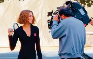  ?? ?? RODAJE. Zendaya y Luca Guadagnino durante la filmación de “Desafiante­s”, una comedia de deporte.