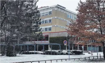  ?? FOTO: CHRISTIAN GERARDS ?? Auch wenn er schön in der winterlich­en Landschaft steht: Der Turm des Immanuel-Kant-Gymnasiums in Tuttlingen wird kein Kulturdenk­mal.