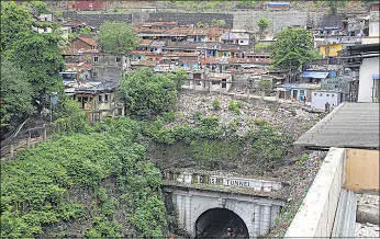  ?? PRAFUL GANGURDE ?? Hundreds of illegal houses have mushroomed above Parsik tunnel.