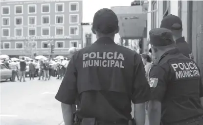  ?? MARIBEL CALDERÓN ?? Agentes municipale­s de seguridad pública en calles de Pachuca.