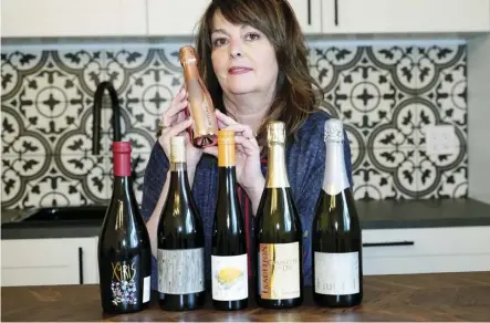  ?? Larry Wong ?? Juanita Roos recommends a variety of wines appropriat­e for a Valentine’s Day chocolate pairing.