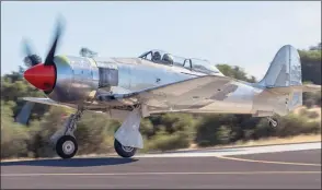  ?? DR ?? Critical Mass ultra-modifié pour les courses de Reno est redevenu le Hawker “Sea Fury” T. Mk 20 qu’il était à l’origine. Il est vu ici lors de son premier vol après restaurati­on, le 1er juillet dernier, à Auburn, en Californie.