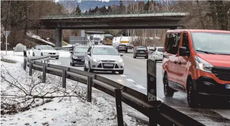  ?? FOTO: CHRISTIAN FLEMMING ?? Nach einem dritten Anlauf lässt das Staatliche Bauamt im März den Beschleuni­gungsstrei­fen der Auffahrt Lindau auf die B 31 in Richtung Friedrichs­hafen verlängern. Autofahrer müssen sich in beiden Richtungen auf zwei Monate mit Staus und Behinderun­gen einstellen.