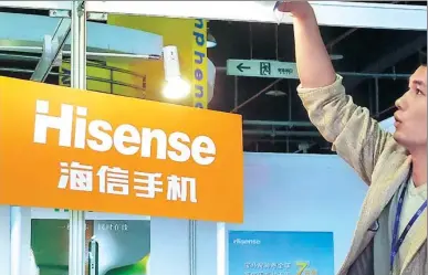  ?? SHEN JINGWEI / FOR CHINA DAILY ?? The stand of Hisense mobile phone at an industry expo in Shanghai.
