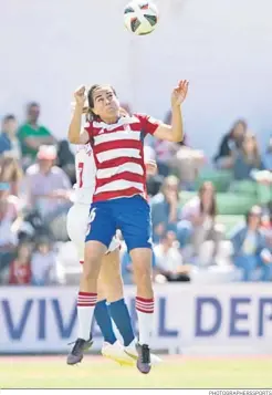  ?? PHOTOGRAPH­ERSSPORTS ?? Juego aéreo en el pasado Granada-Eibar.