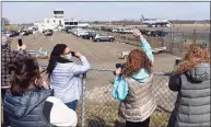  ?? Arnold Gold / Hearst Connecticu­t Media ?? People line the fence around Tweed New Haven Regional Airport and take photos of the arrival of Vice President Kamala Harris in New Haven on Friday.