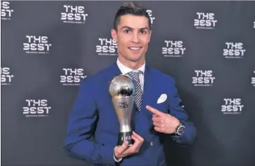  ??  ?? GANADOR. Cristiano se llevó el primer premio The Best que se dio la temporada pasada.