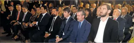  ?? ?? José María Arrabal, David Guevara, Víctor González y Jorge Garbajosa.
El humorista Manu Sánchez amenizó la gala del Hall of Fame con una actuación que provocó las risas del auditorio en el estadio de La Cartuja.