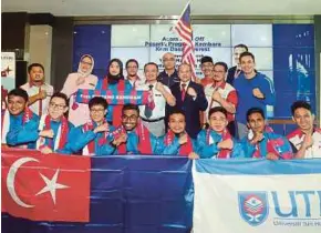  ?? PIC BY MOHD FADLI HAMZAH ?? Education Minister Dr Maszlee Malik with the Mt Everest climbers in Putrajaya yesterday.