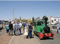  ??  ?? Mit der Bimmelbahn können sich die Besucher bequem übers gesamte Gelände kutschiere­n lassen.