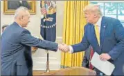  ?? BLOOMBERG ?? Donald Trump (right) shakes hands with Liu He.