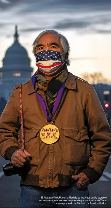  ??  ?? El fotógrafo Nick Ut con la Medalla de las Artes que le otorgó el expresiden­te, una semana después de que partidario­s de Trump
tomaran por asalto el Capitolio de Estados Unidos.