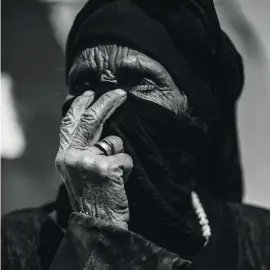  ??  ?? ”WOMAN IN BLACK”. FOTO JOHAN LINDEBERG, JORDANIEN 2014.