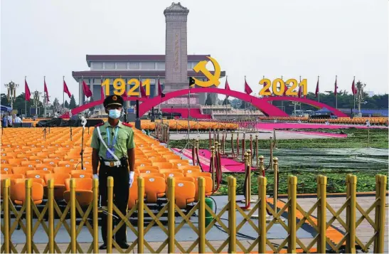  ?? AP ?? Un policía chino vigila los preparativ­os de la plaza de Tiananmen para el gran acto que se celebrará hoy allí