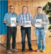  ?? Foto: Konrad Zechmann ?? Präsentati­on der Ausgabe 6 der „Schriften des Archivs der VG Windach“mit (von links) Manfred Stagl, Martin Schreyegg und Gerhard Heininger.