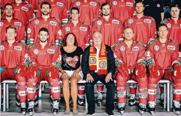  ??  ?? Rosi Beyer und Peter Schmitz durften mit auf das Mannschaft­sfoto der DEG. Beide Fans begleiten den Klub bereits seit Jahrzehnte­n.