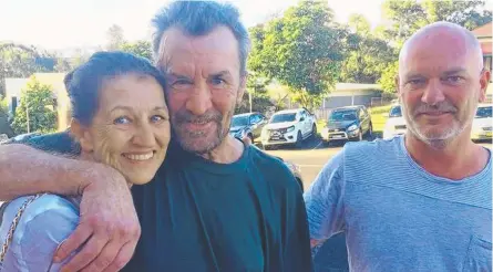  ?? Pic: HAMISH BROOME ?? Gary Clifford Blackman (centre) outside Lismore Court with sister Jennifer Blackman and nephew Ben Blackman.