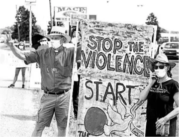  ?? MICHAEL CONROY/AP ?? Protesters gather Monday in Terre Haute, Indiana, where a convicted killer was scheduled to be executed.