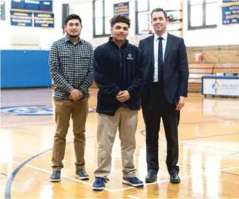  ?? MAX HERMAN/FOR THE SUN-TIMES ?? PEAK mentee Rafael Garduno (center) with his mentor Jerry Silva (left) and Silva’s mentor, John Malloy, at Holy Trinity High School.