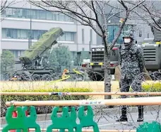  ?? Foto: AP ?? Obrana v Tokiu Japonský voják hlídkuje před ministerst­vem obrany, kde je rovněž rozmístěné protiraket­ové zařízení PAC-3 Patriot.