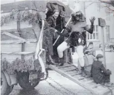  ?? : ?? Die Zimmerer Teufel zu Beginn der 1960er-Jahre mit der „Hölle“auf einem Wagen, in die die Damen gesteckt wurden.