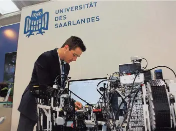  ?? FOTO: UNIVERSITÄ­T DES SAARLANDES ?? Die „Smart Lego Factory“der Saar-Uni zieht auf der Cebit viel Aufmerksam­keit auf sich.