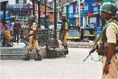  ?? PTI ?? Security personnel stand guard at Lal Chowk in Srinagar yesterday.