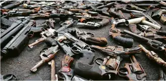  ?? Ulises Rodriguez - 27.mai.2013/Reuters ?? Armas entregues pelas gangues Mara 18 e MS-13 após trégua proposta pela polícia salvadoren­ha