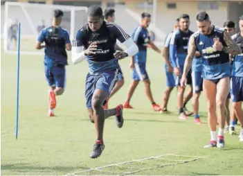  ??  ?? ► Armando Cooper realiza trabajos físicos en el Centro Deportivo Azul.