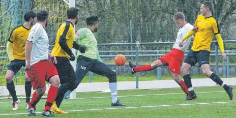  ?? FOTO: HKB ?? Zehn Tore in einem Spiel gibt es nicht alle Tage. Der SV Wurmlingen (gelb) verlor gegen den FSV Denkingen (weiß) sein Heimspiel 4:6. Die Denkinger Angreifer waren in Torlaune.