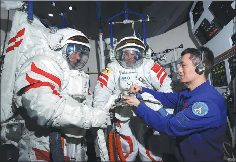  ?? XU BU / FOR CHINA DAILY ?? Shenzhou XVIII astronauts Ye Guangfu (left), Li Guangsu (center) and Li Cong participat­e in a training session on extravehic­ular activities on Jan 15.