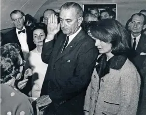  ??  ?? FIGURAS CLAVE. A la derecha, Fidel Castro y Nikita Kruschev durante la visita del primero a Moscú en mayo de 1963, tras la Crisis de los Misiles. Abajo, Lyndon B. Johnson jura el cargo de presidente en el Air Force One con Jackie Kennedy de testigo. Ella lleva todavía el mismo abrigo que unas horas antes se ha manchado con la sangre de su marido en el atentado.