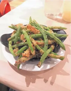  ?? JASON K. WATKINS/FOR THE JOURNAL ?? Fresh green beans are lightly breaded in a powder of citrus flavor and herbs at Vinaigrett­e.