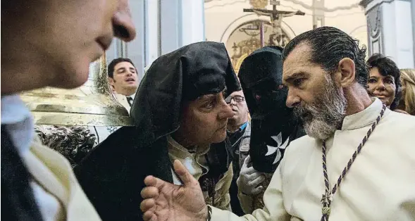  ?? JORGE ZAPATA / EFE ?? Banderas participa en la Semana Santa malagueña y el domingo fue el mayordomo de la procesión de la Virgen María Santísima de Lágrimas y Favores