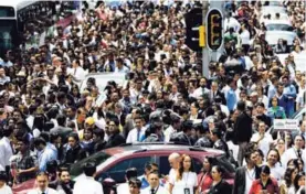  ?? AP ?? Con los primeros movimiento­s la gente se tiró a la calle.