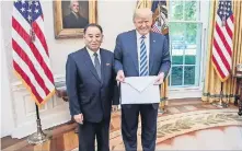  ??  ?? El presidente Donald Trump (derecha) recibió una gran carta de Kim Jong-un, ayer durante su reunión con Kim Yong-chol, en la Casa Blanca.