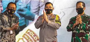  ?? DIMAS MAULANA/JAWA POS ?? TERLIBAT AKTIF: Dari kiri, Kepala Bakesbangp­ol Jatim Jonathan Judyanto, Kapolda Jatim Irjen Pol Mohammad Fadil Imran, dan Pangdam V/Brawijaya Mayjen TNI Widodo Iryansyah dalam launching Jatim Bermasker di Mojo kemarin.