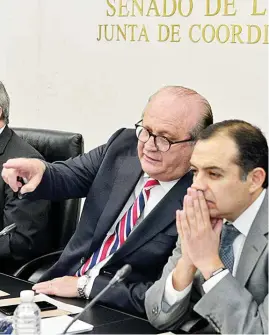  ??  ?? REUNIÓN. El gobernador de Morelos, Graco Ramírez, y el senador panista Ernesto Cordero, ayer en la Comisión Permanente del Congreso de la Unión.