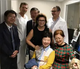  ??  ?? Autour de Catherine Fautrier, ambassadri­ce de Monaco en Chine, la délégation chinoise, ici dans une des salles de travail du service de Radiologie interventi­onnelle. (Photos J.D.)