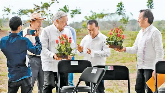  ?? JESÚS QUINTANAR ?? El Presidente y el gobernador de Veracruz, Cuitláhuac García, en un acto por el programa Sembrando Vida.