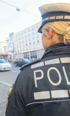  ?? FOTO: FRANZISKA KRAUFMANN/DPA ?? Unter anderem junge Polizistin­nen können sich über deutlich mehr Lohn freuen – vor allem, wenn sie Kinder haben.