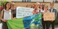  ??  ?? Einige Schüler hatten bei der Demonstrat­ion Plakate dabei, um ihren Forderunge­n Nachdruck zu verleihen.