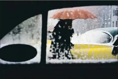  ?? SAUL LEITER FOUNDATION / CORTESÍA GALLERY FIFTY ONE ?? Red umbrella, una de las imágenes icónicas de Saul Leiter, tomada en 1955