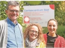  ?? FOTO: TANJA PICKARTZ ?? Ludger Thiesmeier, Nina Flügge und Yasemin Korkmaz (v.l.) blicken auf zehn erfolgreic­he Jahre der „Familienhi­lfe sofort vor Ort“zurück.