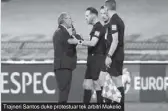  ??  ?? Trajneri Santos duke protestuar tek arbitri Makelie