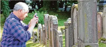  ?? Foto: Gertrud Adlassnig ?? Howard Lesser aus Washington/USA auf dem jüdischen Friedhof in Hürben, auf dem auch seine Vorfahren beerdigt sind. Zusam men mit seiner Frau Hanna war der pensionier­te Radiojourn­alist zu Gast in Krumbach.